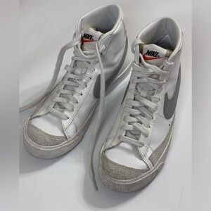 7Y |WOMEN'S NIKE BLAZER MID 77 SE
DH8640-102 WHITE WITH SILVER CHECK